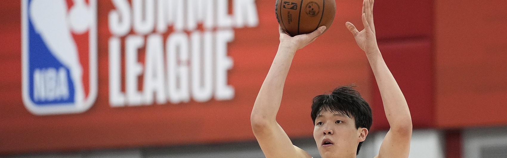 美记：杨瀚森把三分练出来会很有用 尤其是挡拆外弹后的三分出手