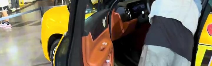 影响力十足！库里中国行现场参观问界汽车 球迷随后排起长队