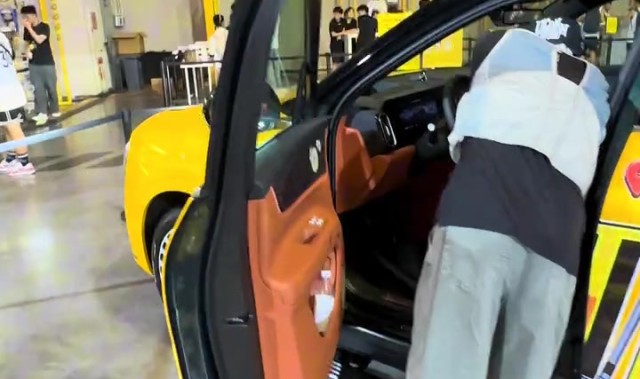 影响力十足！库里中国行现场参观问界汽车 球迷随后排起长队