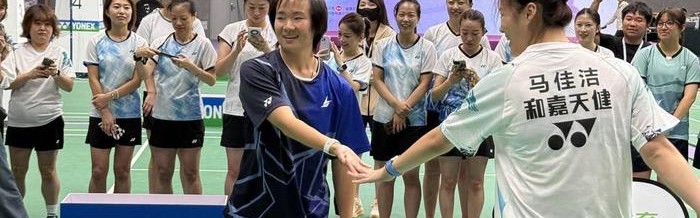开云入口教程-何冰娇现身成都 助阵美舞之志女子羽毛球总决赛
