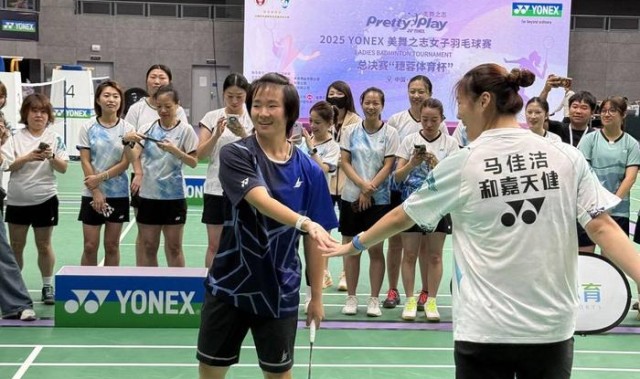 开云入口教程-何冰娇现身成都 助阵美舞之志女子羽毛球总决赛