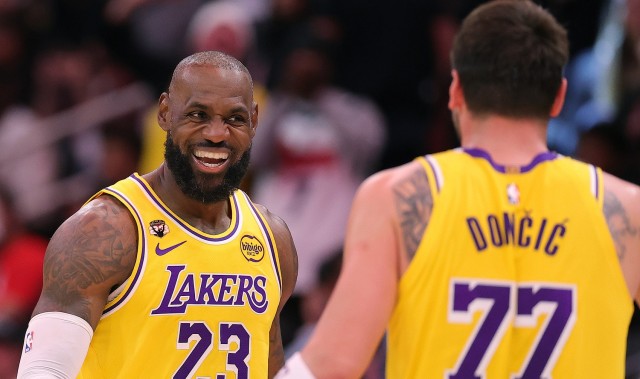 开云入口-生涯每个赛季都能达成场均20+5+5的球员：詹姆斯、东契奇