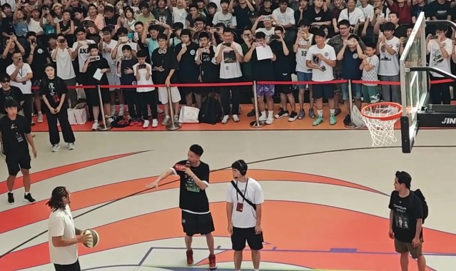 一个不进 亚洲行大连站活动中阿隆-戈登上演连续5罚打铁场面